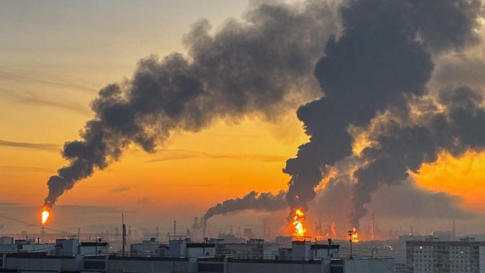 Plumes of smoke rise from fires at an oil refinery in Moscow after an overnight Ukrainian drone attack. Photo: 20 September 2026