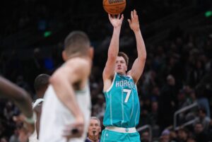 Kon Knueppel shoots the ball