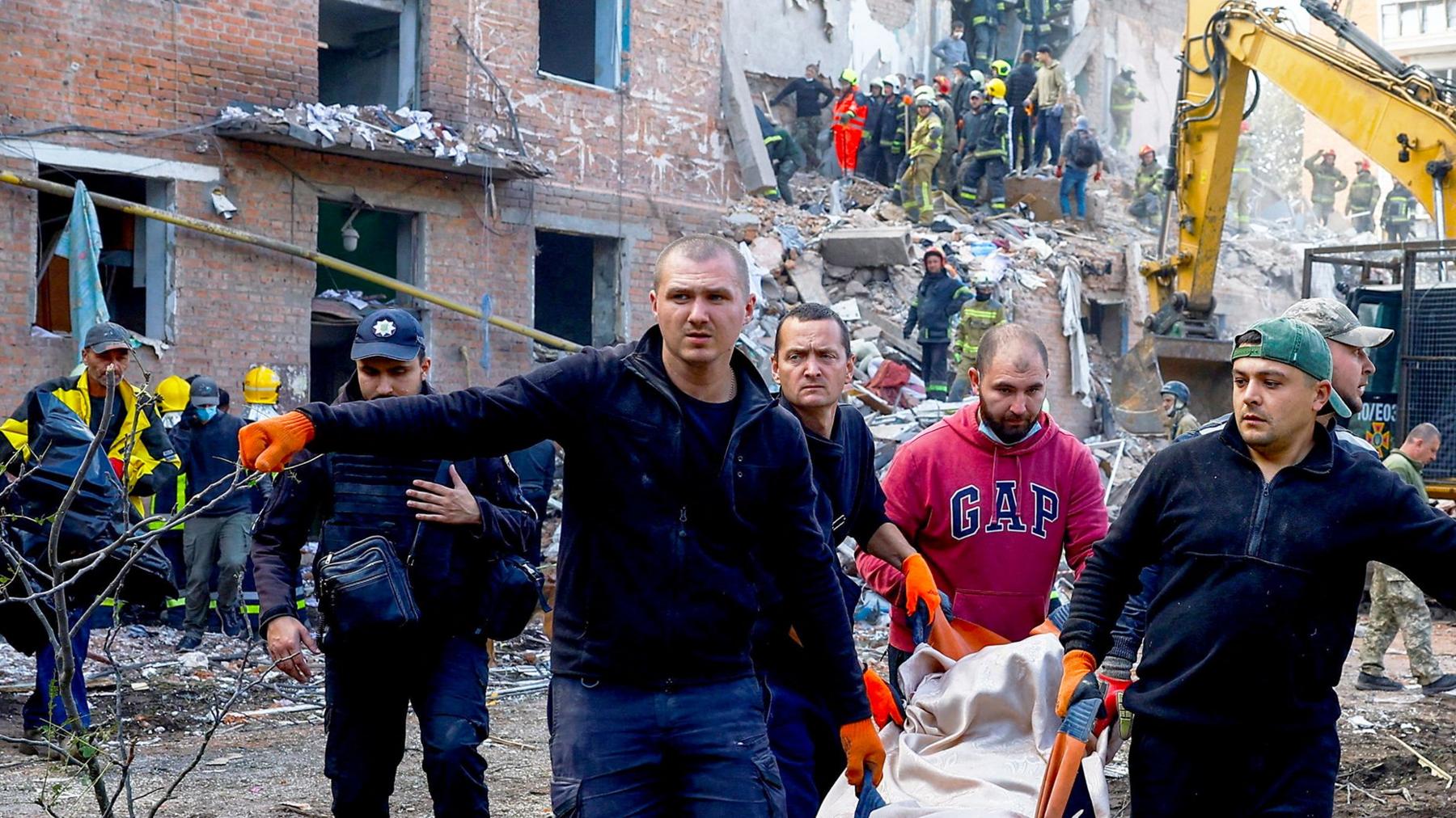 People carry a casualty, as emergency services work to rescue residents from under the debris at the site of an apartment building which was hit by a Russian missile strike in the town of Pryluky, amid Russia’s attack on Ukraine, in the Chernihiv region, Ukraine, October 7, 2026. REUTERS/Valentyn Ogirenko TPX IMAGES OF THE DAY