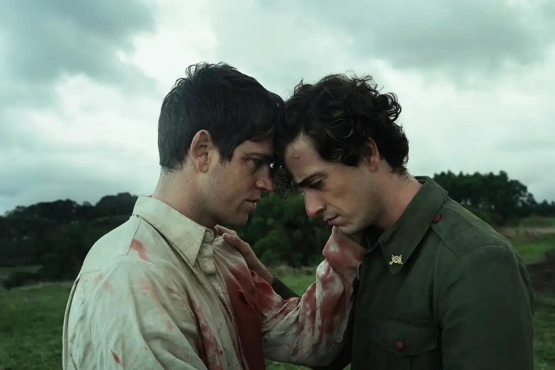 Miguel Bernardeau plays Rafael and Guitarricadelafuente is Sebastián in La Bola Negra.